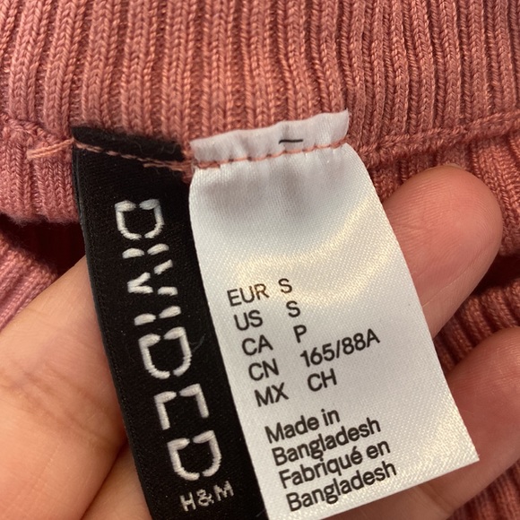 4 for $25 Divided H&M Ribbed Kinnted V-Neck Sweater - Picture 2 of 5